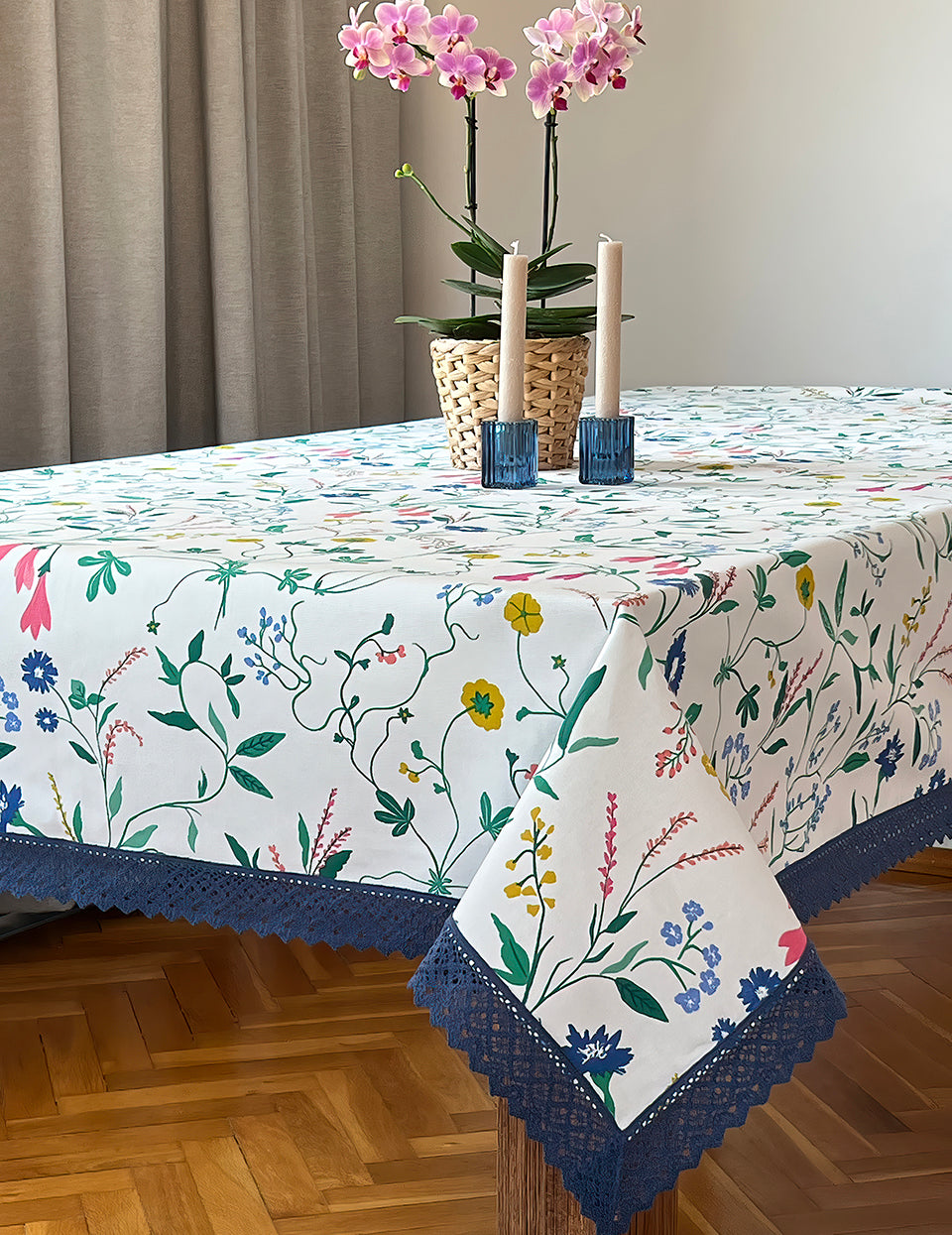 Velora Çiçekli 146cm x 212cm Pamuklu Lacivert Dantelli Masa Örtüsü